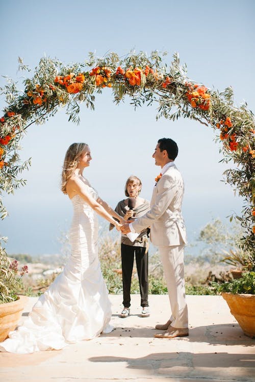 Orange Wedding Inspiration, Ceremony backdrop Wedding Planner Bright Occasions, Photo The de Jaureguis